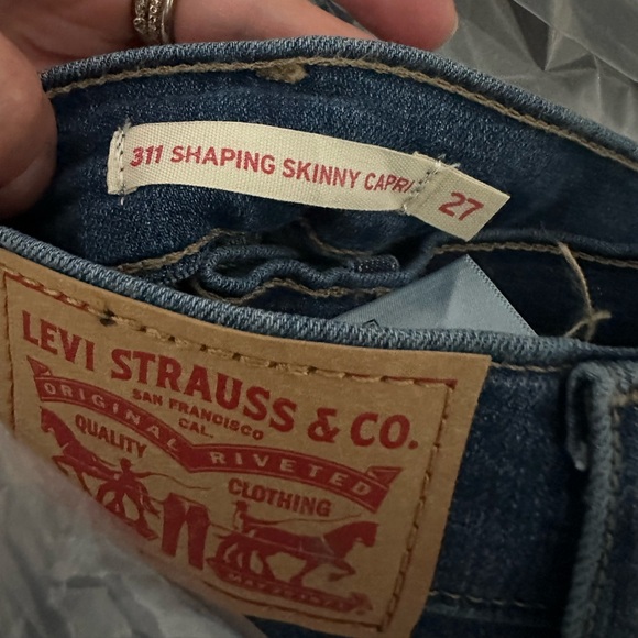 Levi’s shaping skinny Capri size 4/27 - Picture 3 of 3